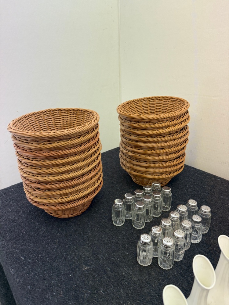 1141844-2 Bread baskets (20 pcs), salt/pepper shakers, menu stand, flower vases (20 pcs)