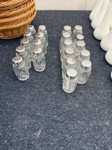 1141844-4 Brödkorgar(20 st), salt/pepparströare, Menyställ, blomvaser (20 st)