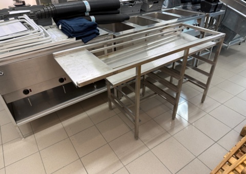 Dispensing bench with sliding rails (left/right) with guides for 6 dish racks