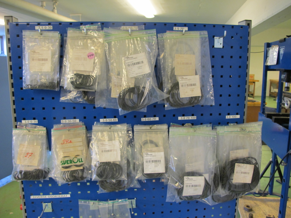 1452889-2 Material rack with O-rings etc.