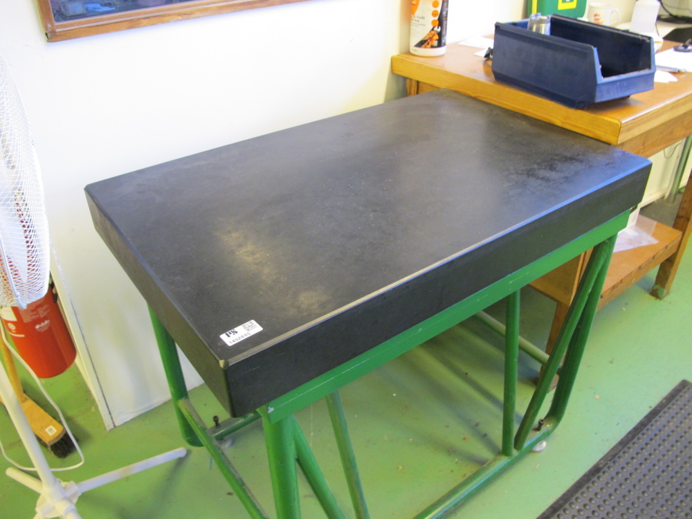 1452895-1 Diabase flat board on stand