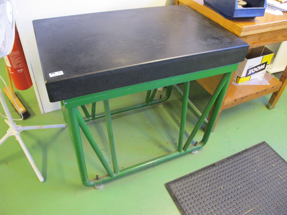 1452895-2 Diabase flat board on stand