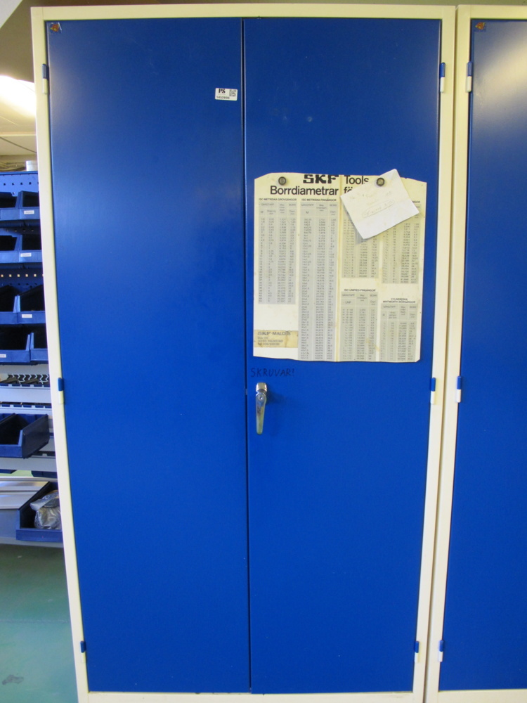 1452896-2 Tin cabinet with contents