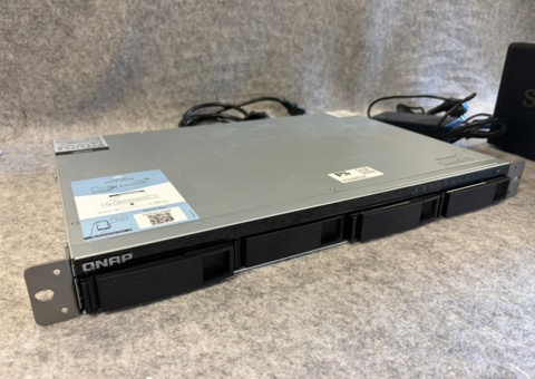 Två nätverkshårddiskar (QNAP/Synology)