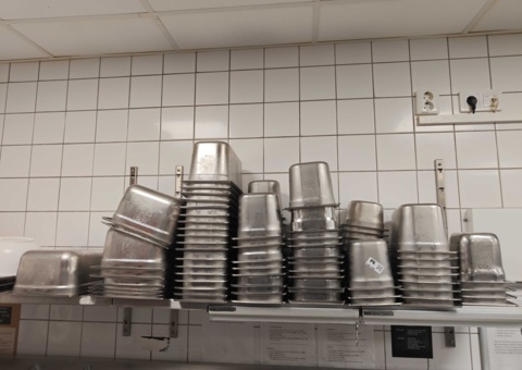 Lot with various canteens and tins