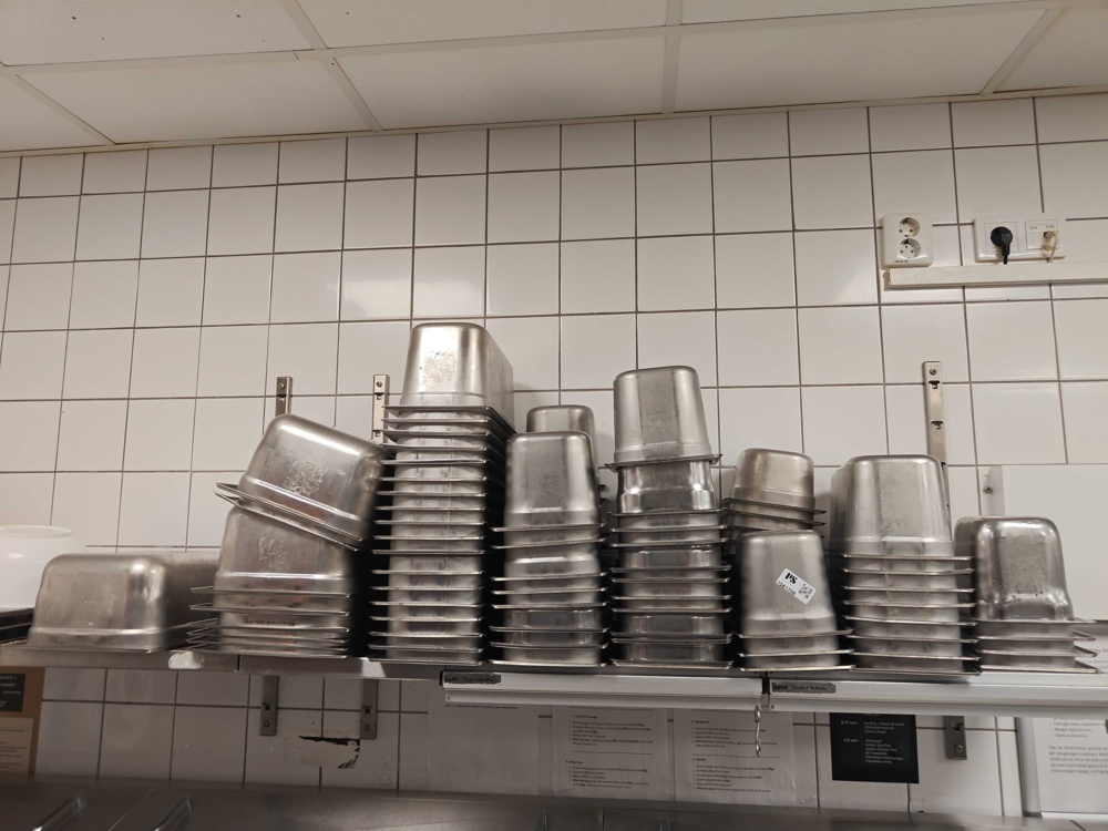 1581708-1 Lot with various canteens and tins