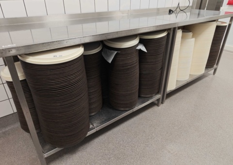 Pizza pans with lids