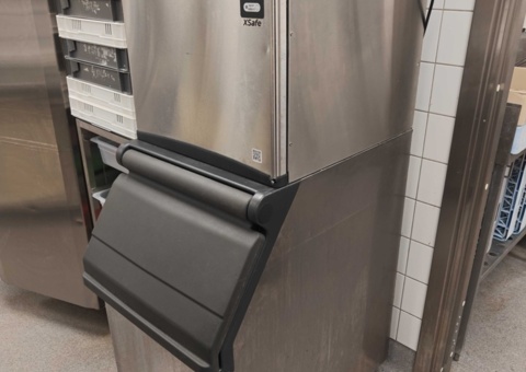 Scotsman ice maker with ice bin