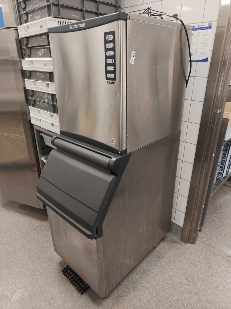 1581722-1 Scotsman ice maker with ice bin