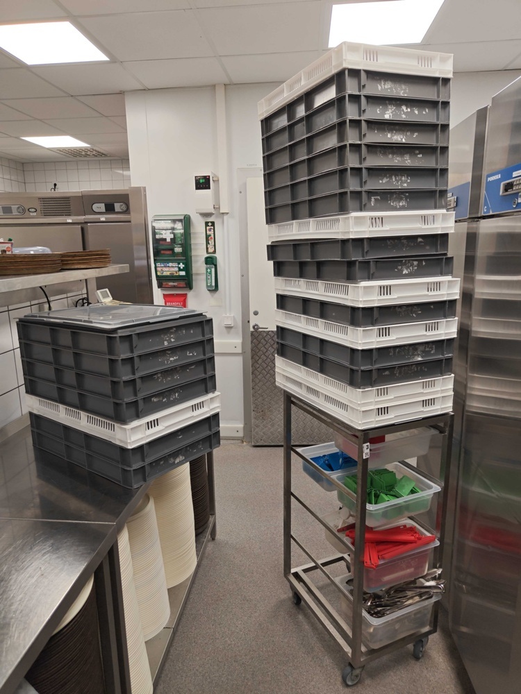 1581724-1 Plastic crates and transport trolley
