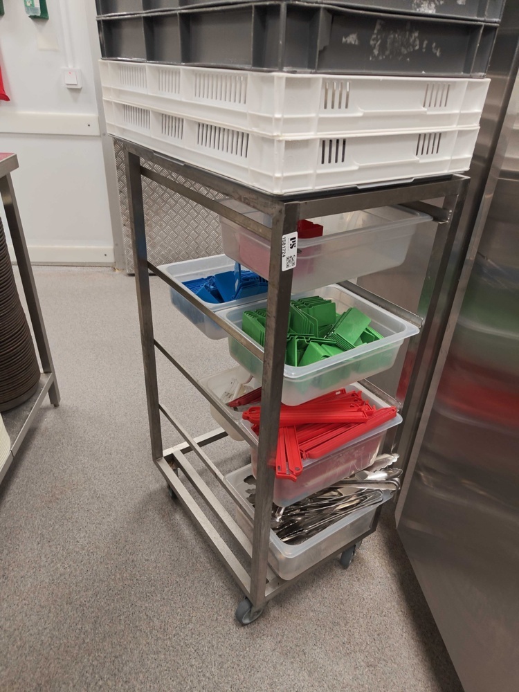 1581724-2 Plastic crates and transport trolley