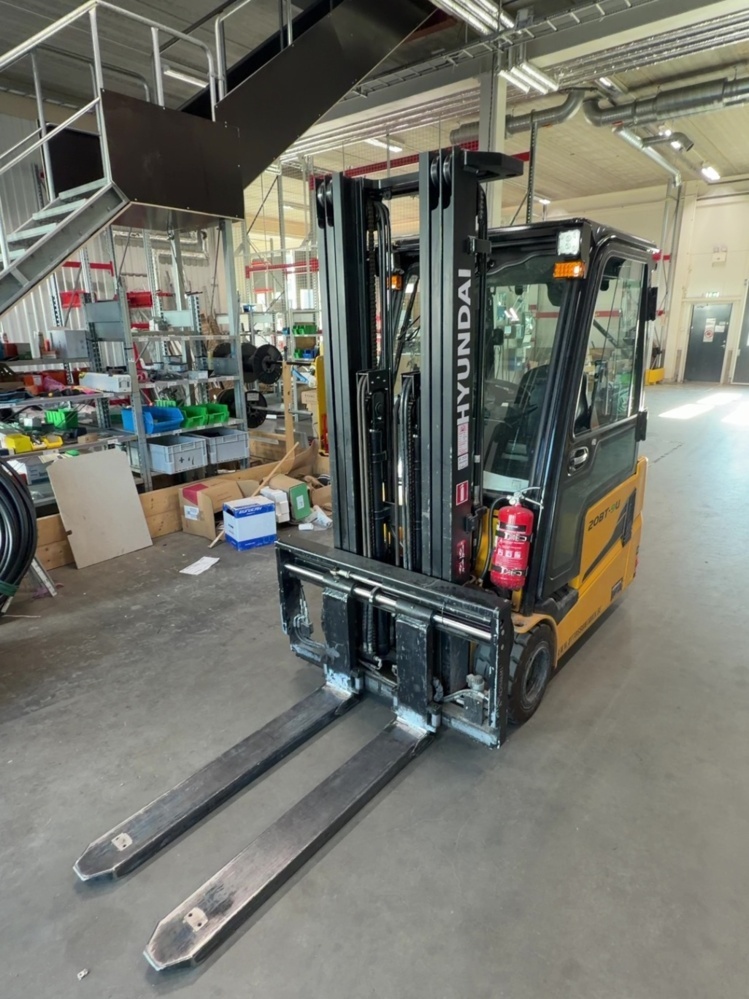 1506097-1 Gaffeltruck - Hyundai 20BT-9U med laddstation -2022