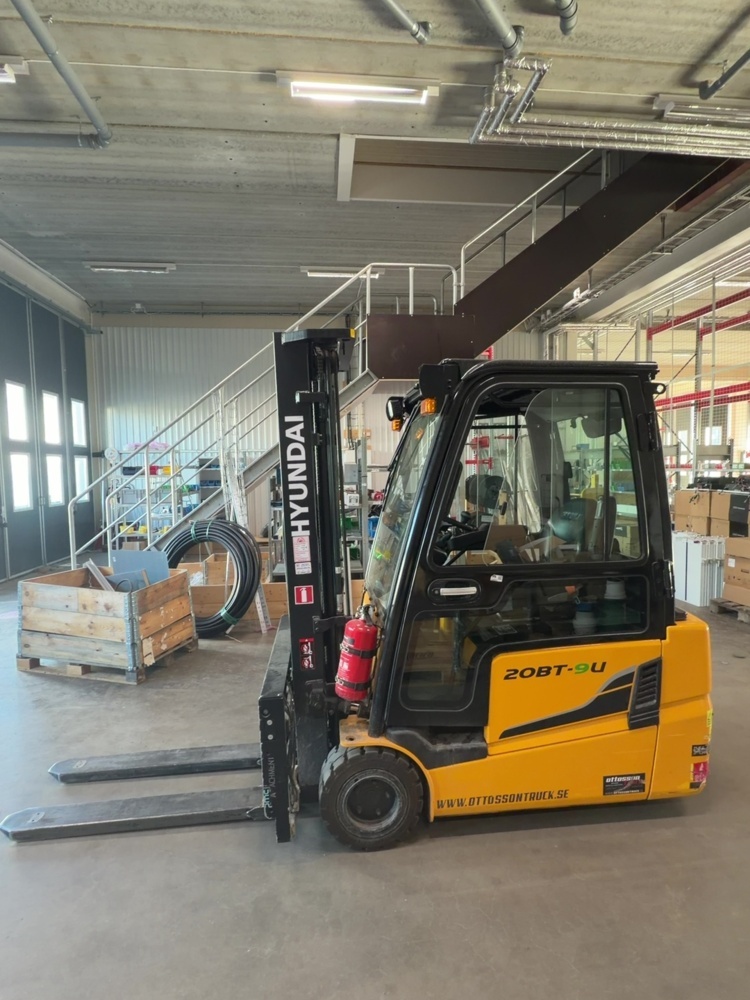1506097-2 Gaffeltruck - Hyundai 20BT-9U med laddstation -2022