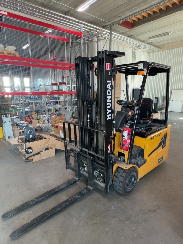 1506098-1 Gaffeltruck - Hyundai 18BT-9U med laddstation -2022