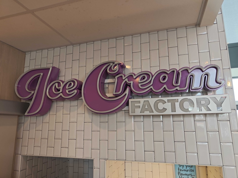 1581727-2 Skylt Ice Cream factory