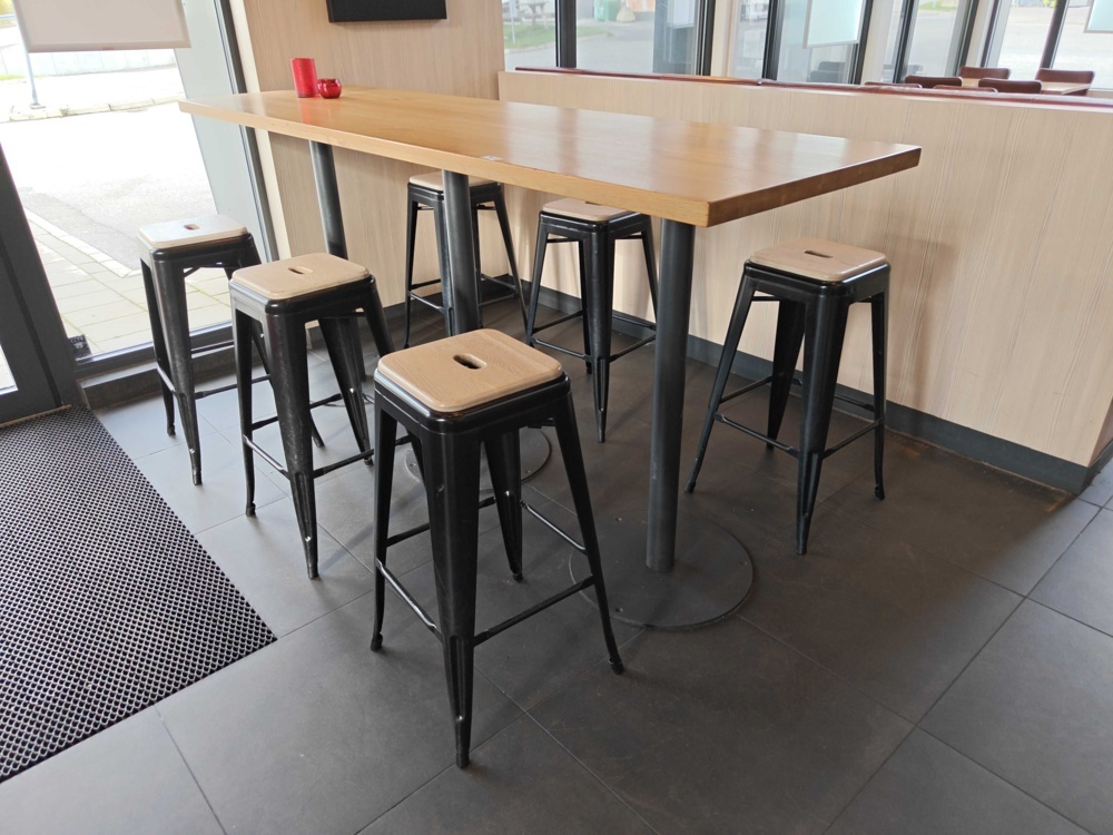 1581730-1 Bar table with bar stools