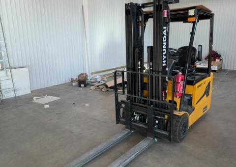Gaffeltruck - Hyundai 18BT-9U med laddstation -2022