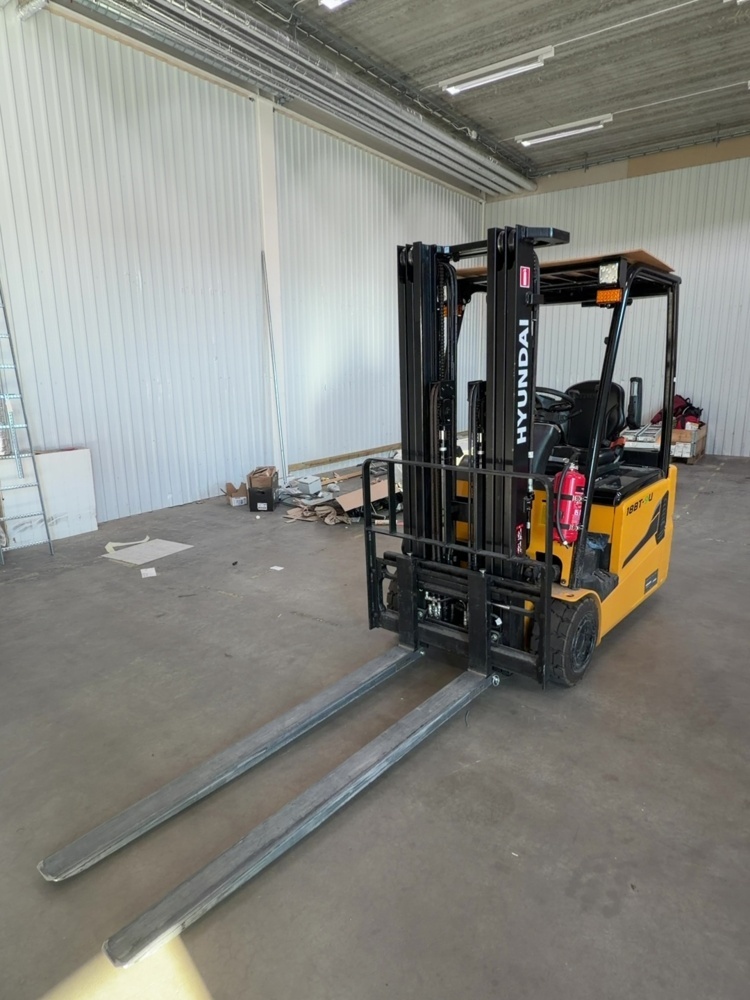 1506099-1 Gaffeltruck - Hyundai 18BT-9U med laddstation -2022