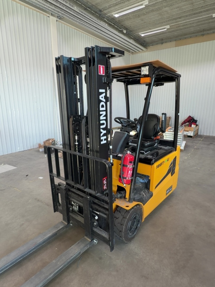 1506099-2 Gaffeltruck - Hyundai 18BT-9U med laddstation -2022