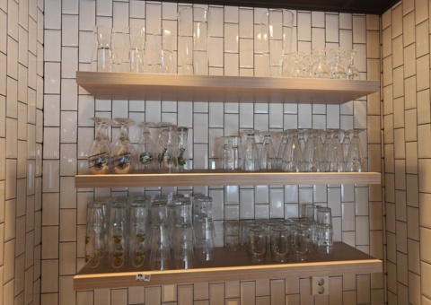 Lot with glasses and vases