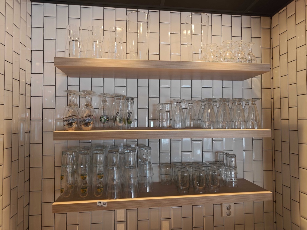1581740-1 Lot with glasses and vases