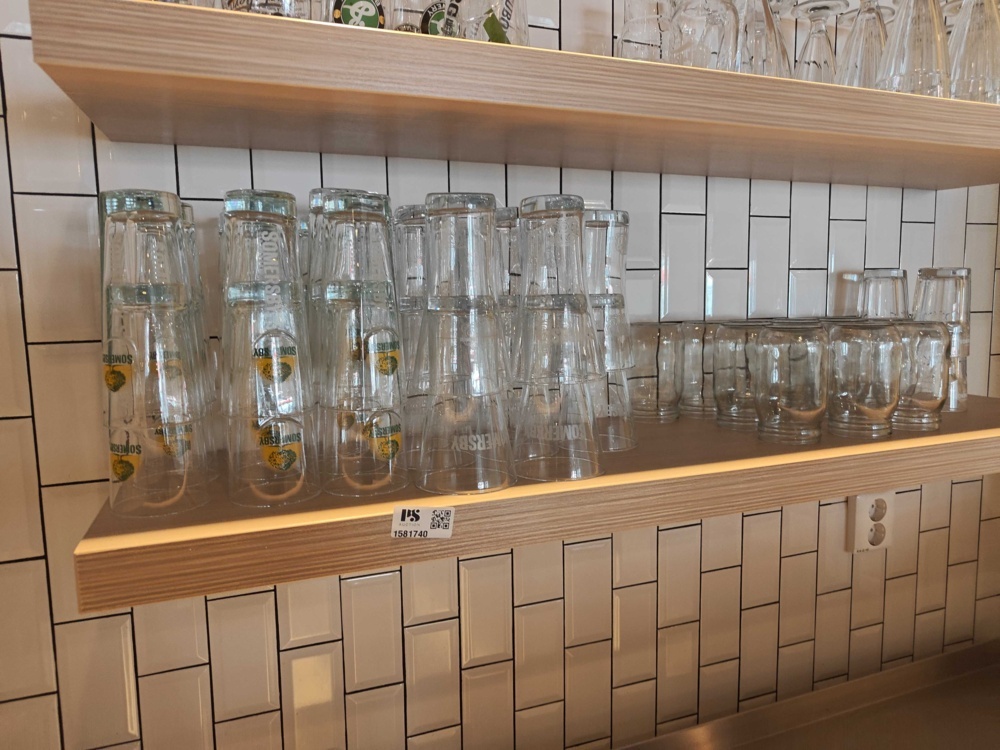 1581740-2 Lot with glasses and vases