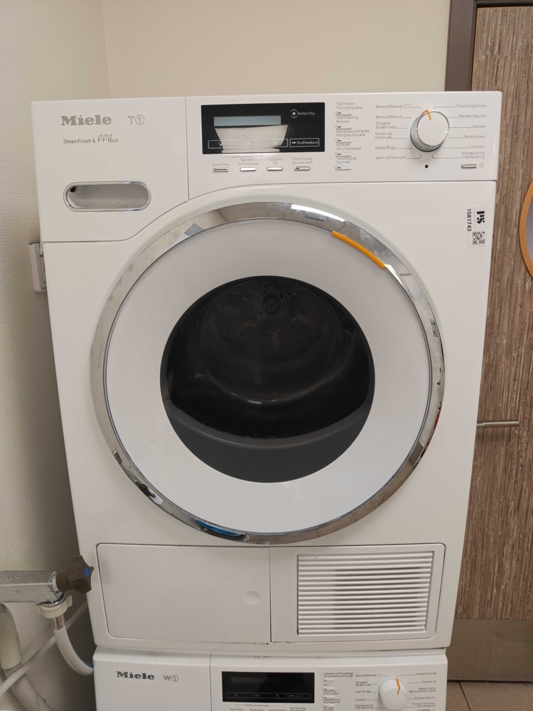 1581743-2 Miele washing machine and dryer