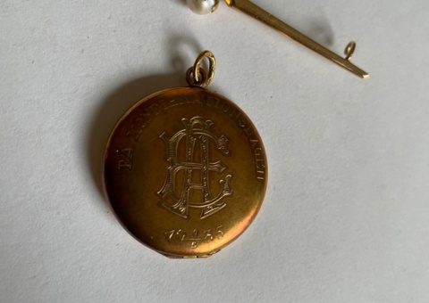 Broch och medaljong