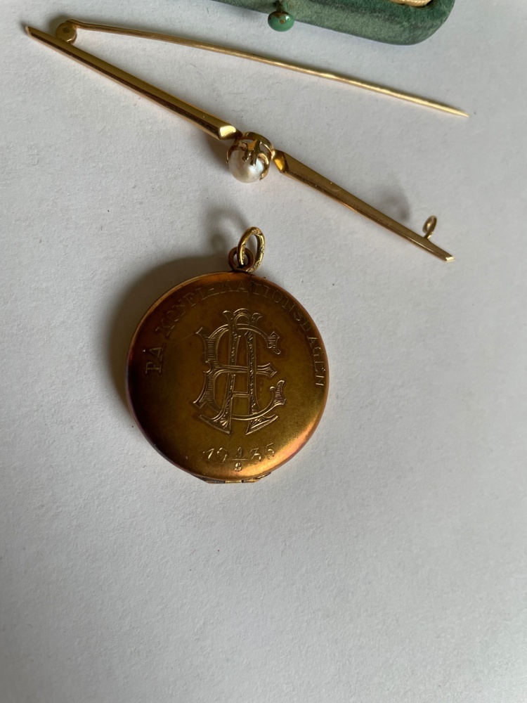 1593457-2 Brooch and necklace