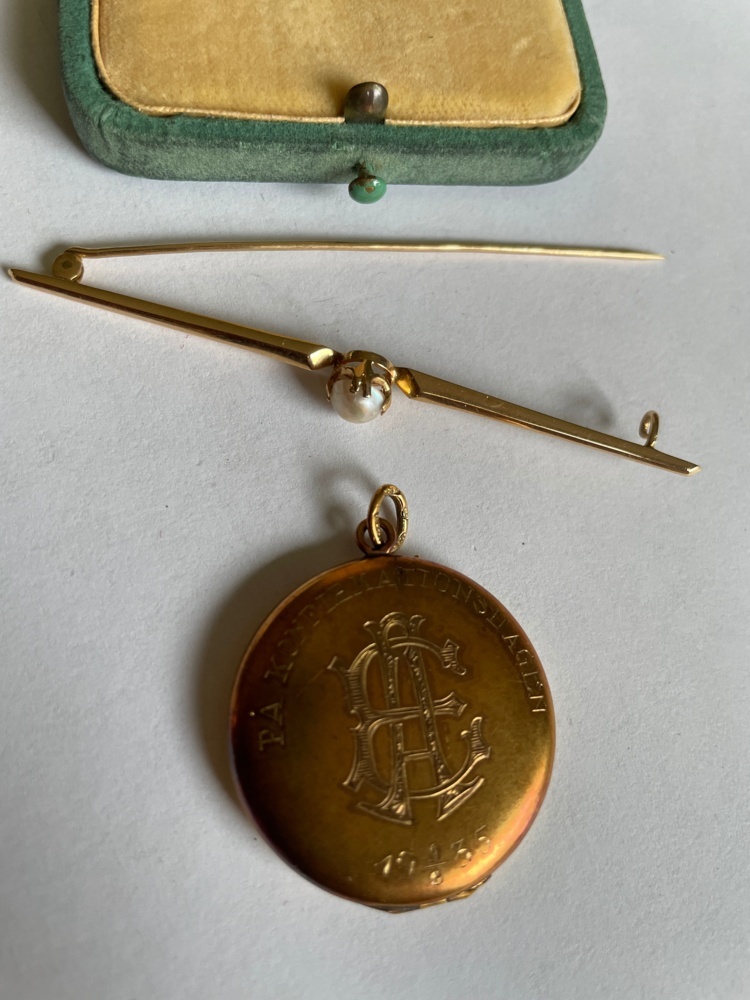 1593457-2 Brooch and medallion