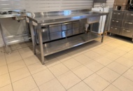1141701 Rostfri diskbänk med underhylla, uppvikt bakkant, ca 200x65x90 cm