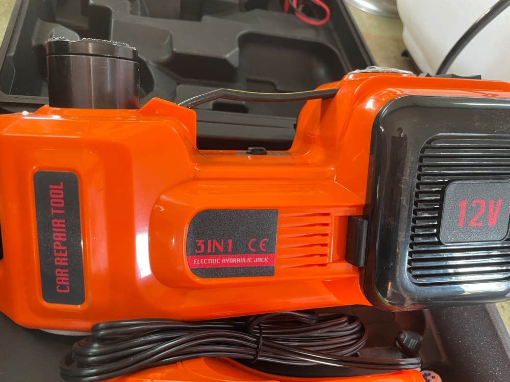 1593463-2 Car tool kit