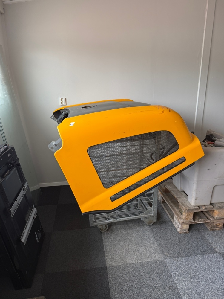 1352397-2 Motorhuv till JCB 409
