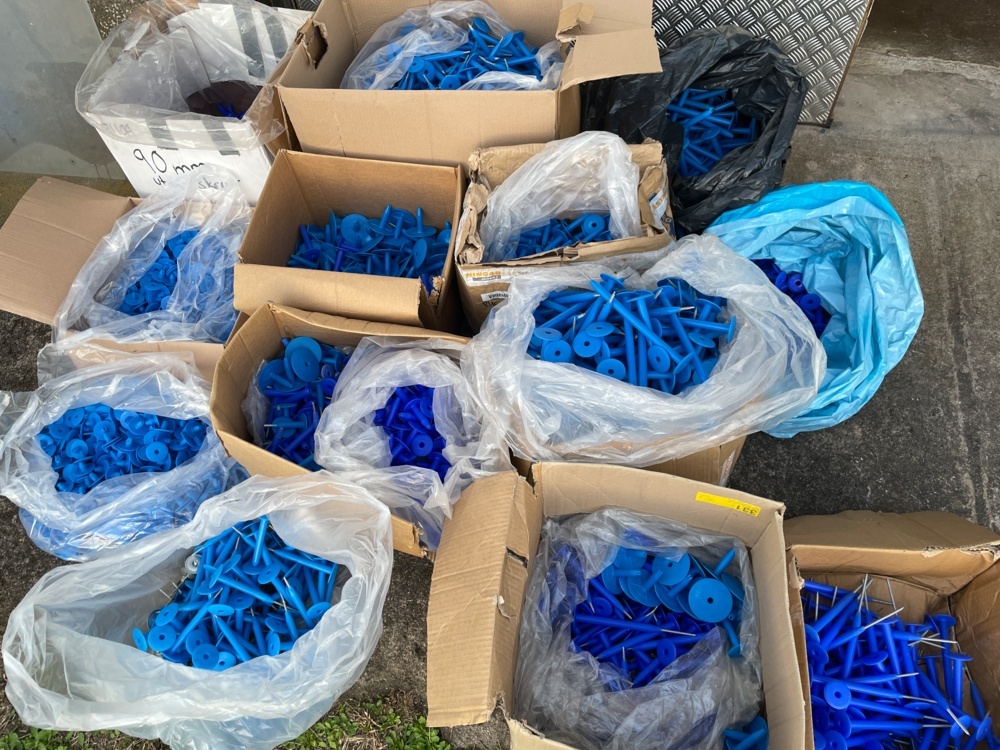 1593467-1 Roofing plugs in various lengths