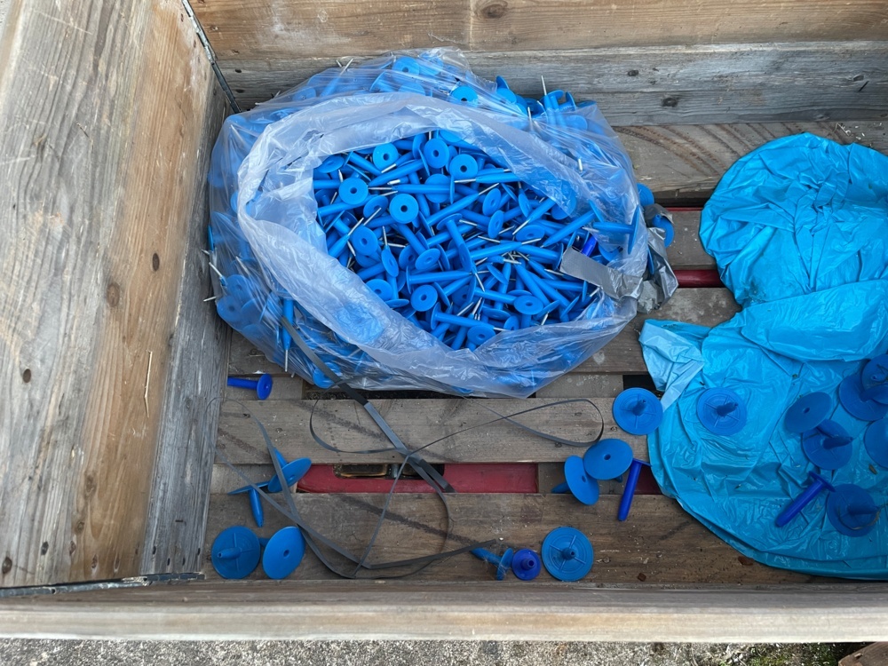 1593467-2 Roofing plugs in various lengths