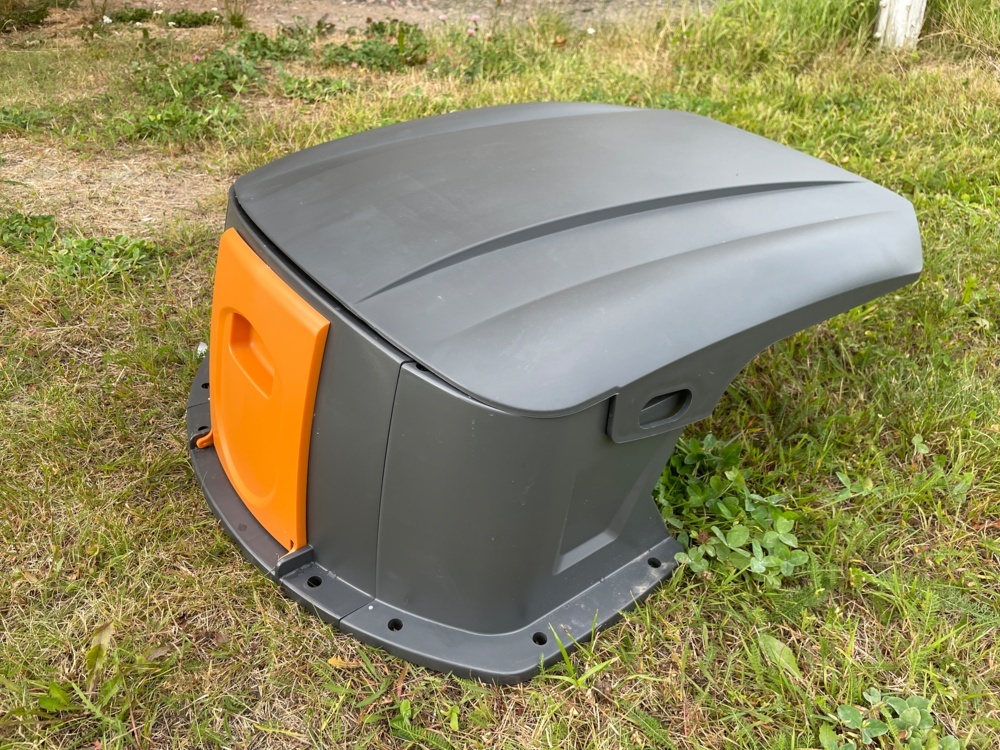 1593469-2 Roof for robotic lawnmowers