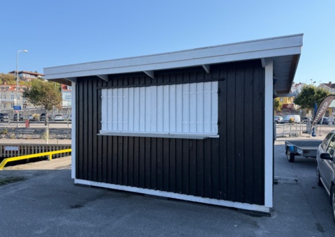 Wooden bar/serving shed, approx. 5.2 x 3.5 m