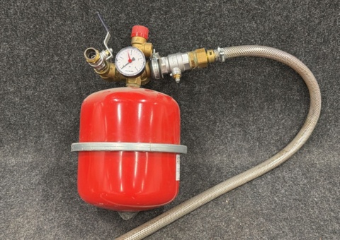Expansionskärl Altech med säkerhetsventil, manometer m.m.