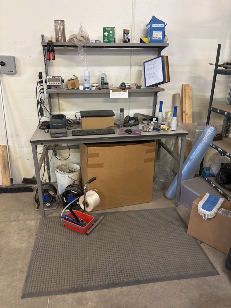 1511476-1 Packing table with shelf and various peripherals