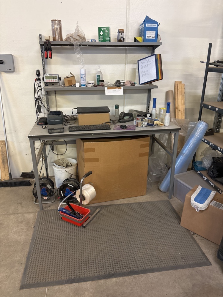 1511476-2 Packing table with shelf and various peripherals