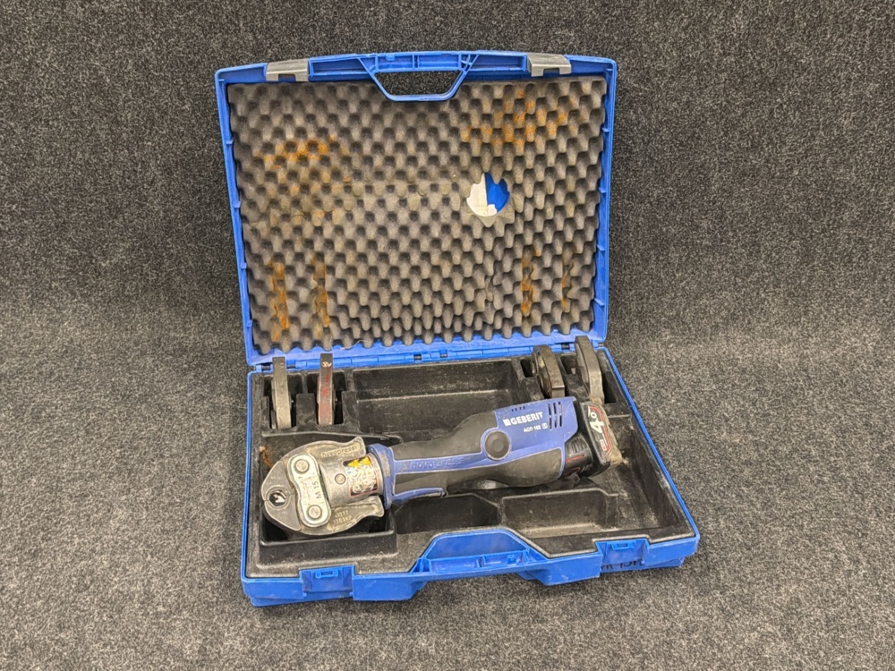 1593764-1 Pressmaskin Geberit ACO 102 inklusive batteri Milwaukee