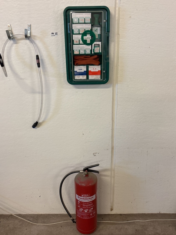 1511481-1 First aid stations 2 pcs and fire extinguishers