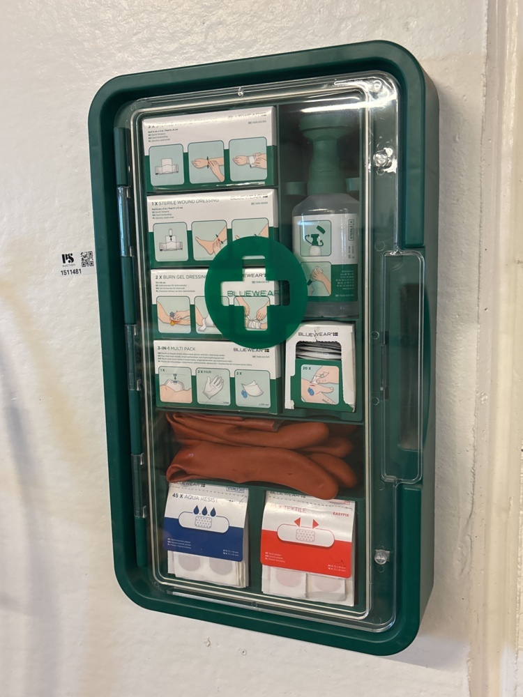 1511481-2 First aid stations 2 pcs and fire extinguishers