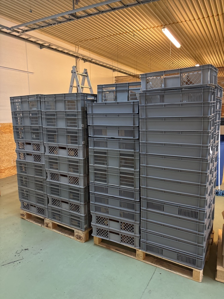 1511496-2 Stackable plastic crates approximately 100+ pcs