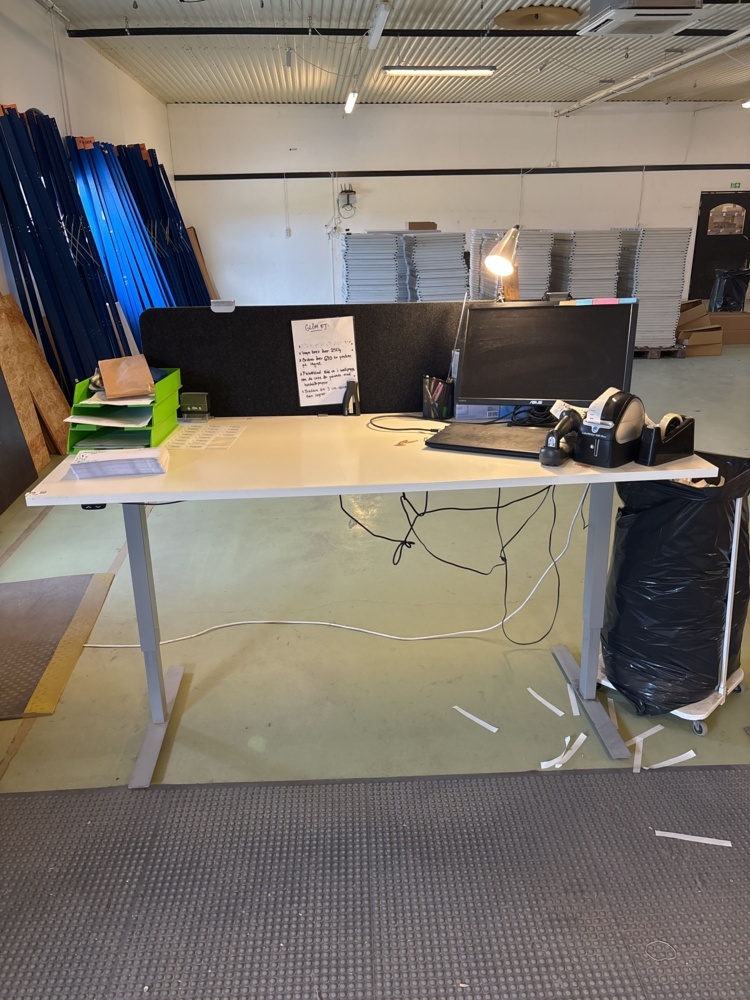 1511502-1 Workstation with electric desk, monitor, label printer, etc.
