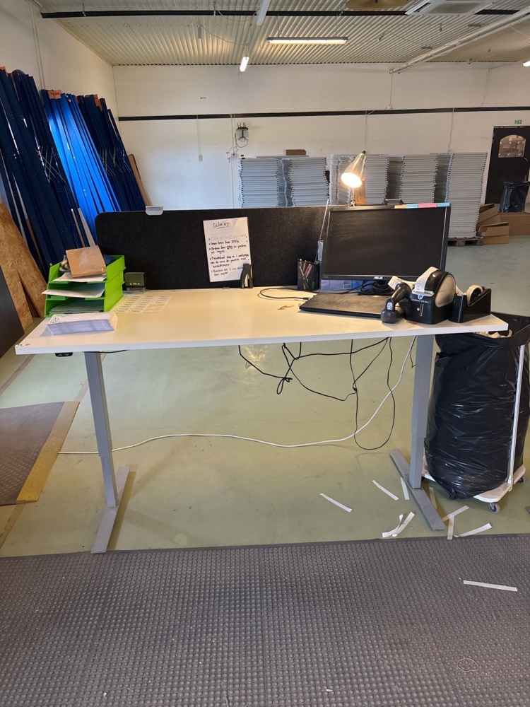 1511502-2 Workstation with electric desk, monitor, label printer, etc.
