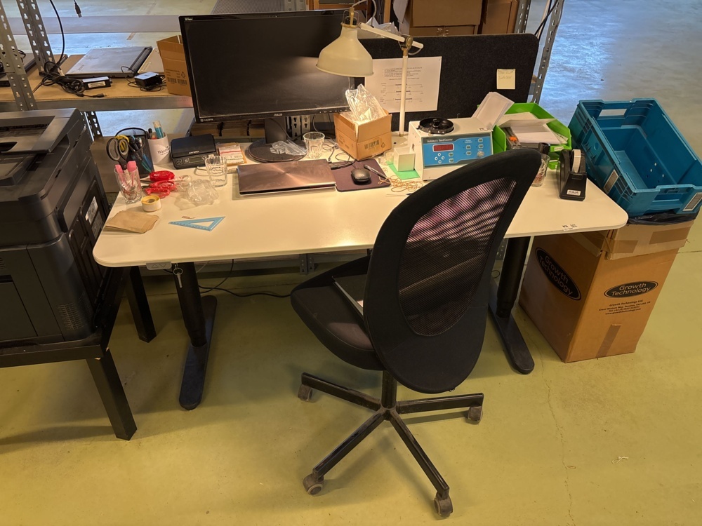 1511506-1 Workplace with electric desk, chair, monitor and digital scale