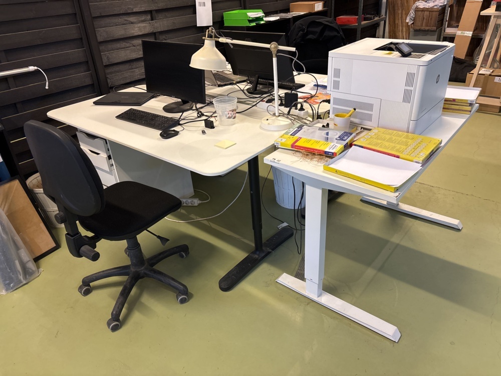 1511508-1 3 workstations with desks, 7 monitors etc.