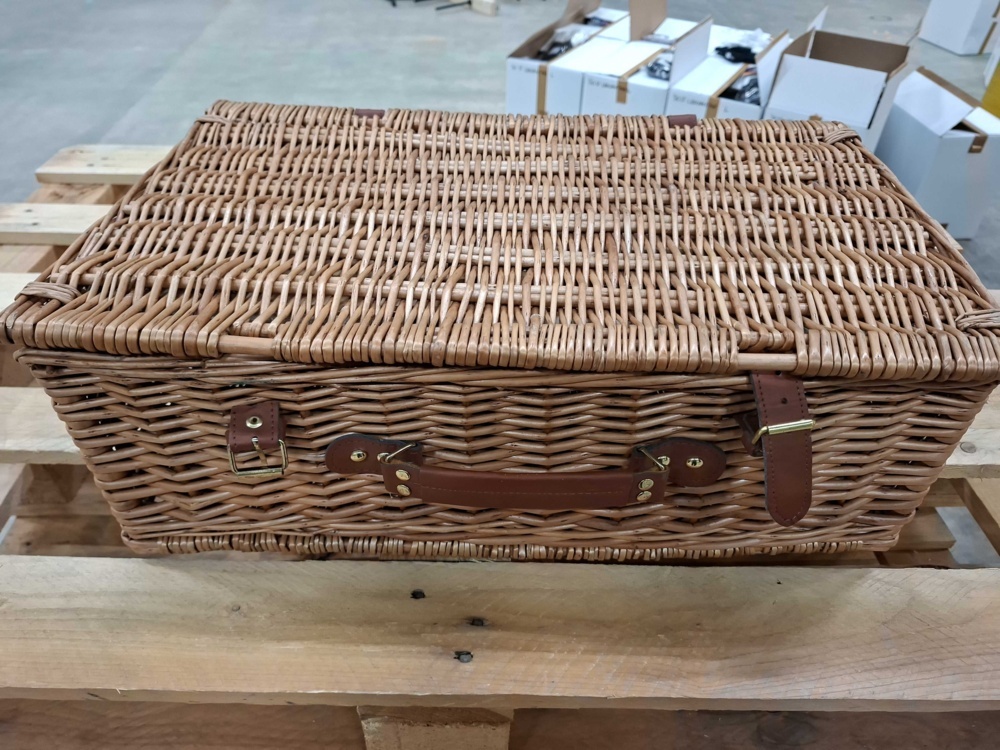 1595314-1 Picknickkorg - flätad, med porslin och bestick