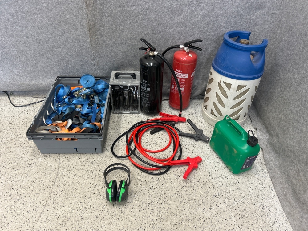 1497782-1 Lot with various equipment - Lashing straps, fire extinguishers, hearing protection, etc.